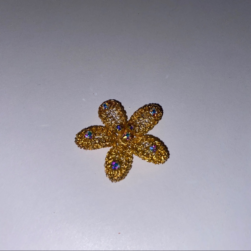 Flower pin